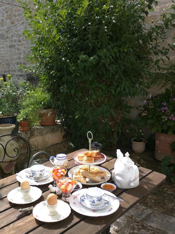 Bed and Breakfast Quai Des Fleurs Saint-Savinien Экстерьер фото