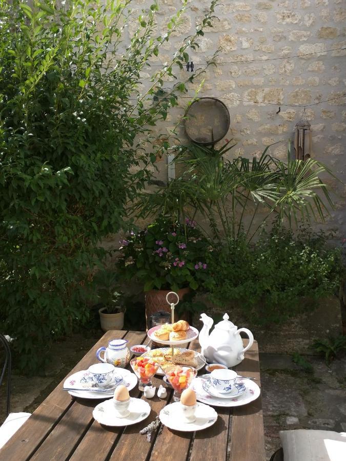 Bed and Breakfast Quai Des Fleurs Saint-Savinien Экстерьер фото