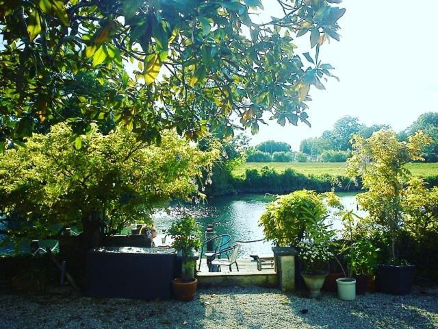 Bed and Breakfast Quai Des Fleurs Saint-Savinien Экстерьер фото