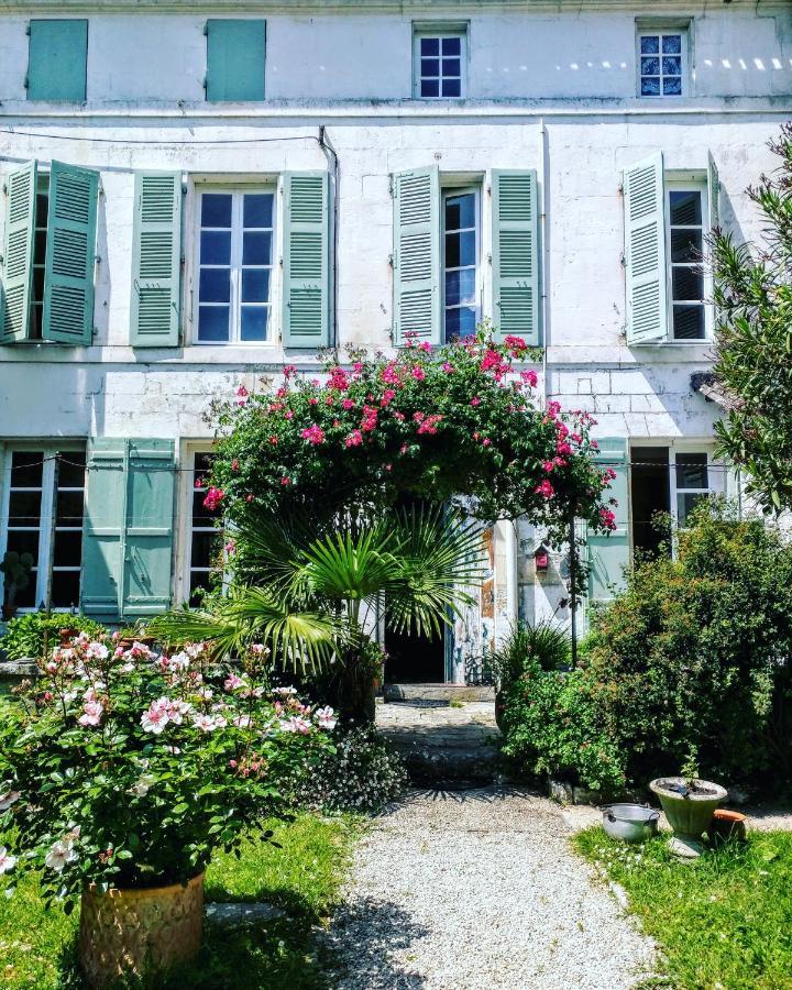 Bed and Breakfast Quai Des Fleurs Saint-Savinien Экстерьер фото