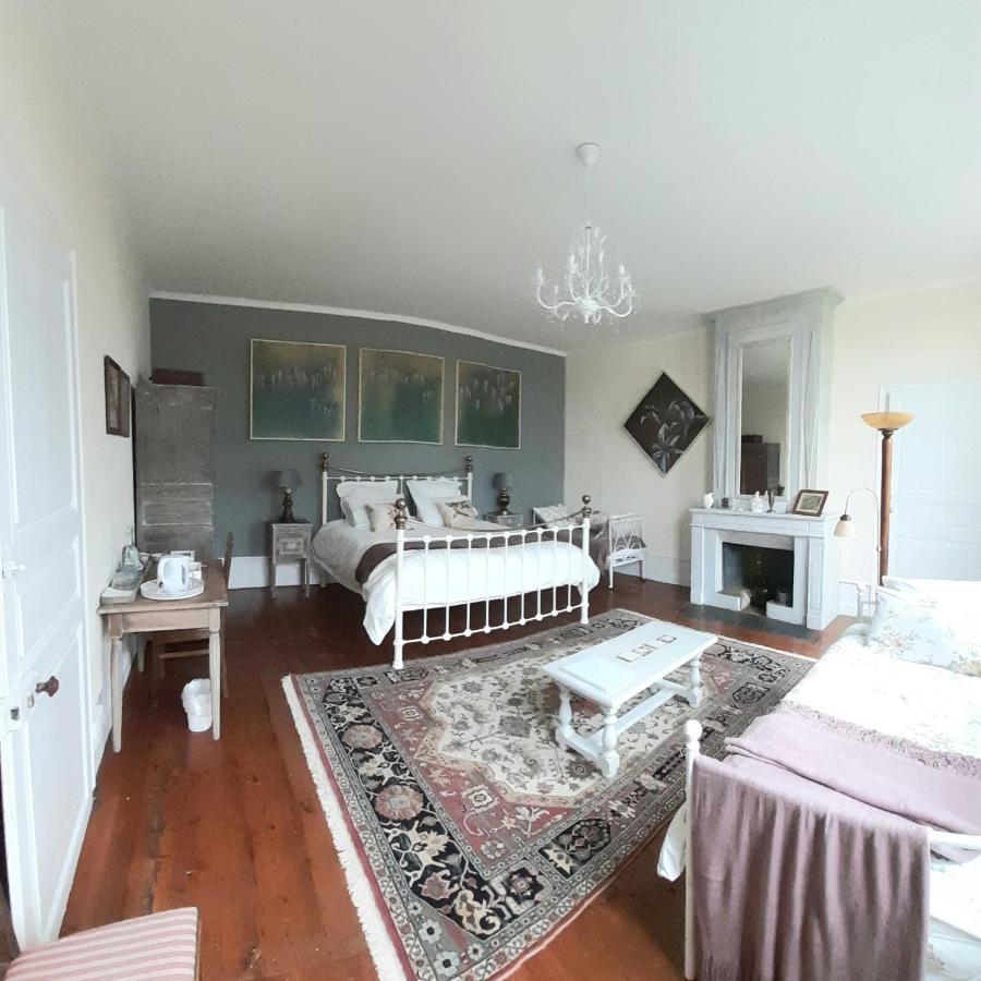 Bed and Breakfast Quai Des Fleurs Saint-Savinien Экстерьер фото