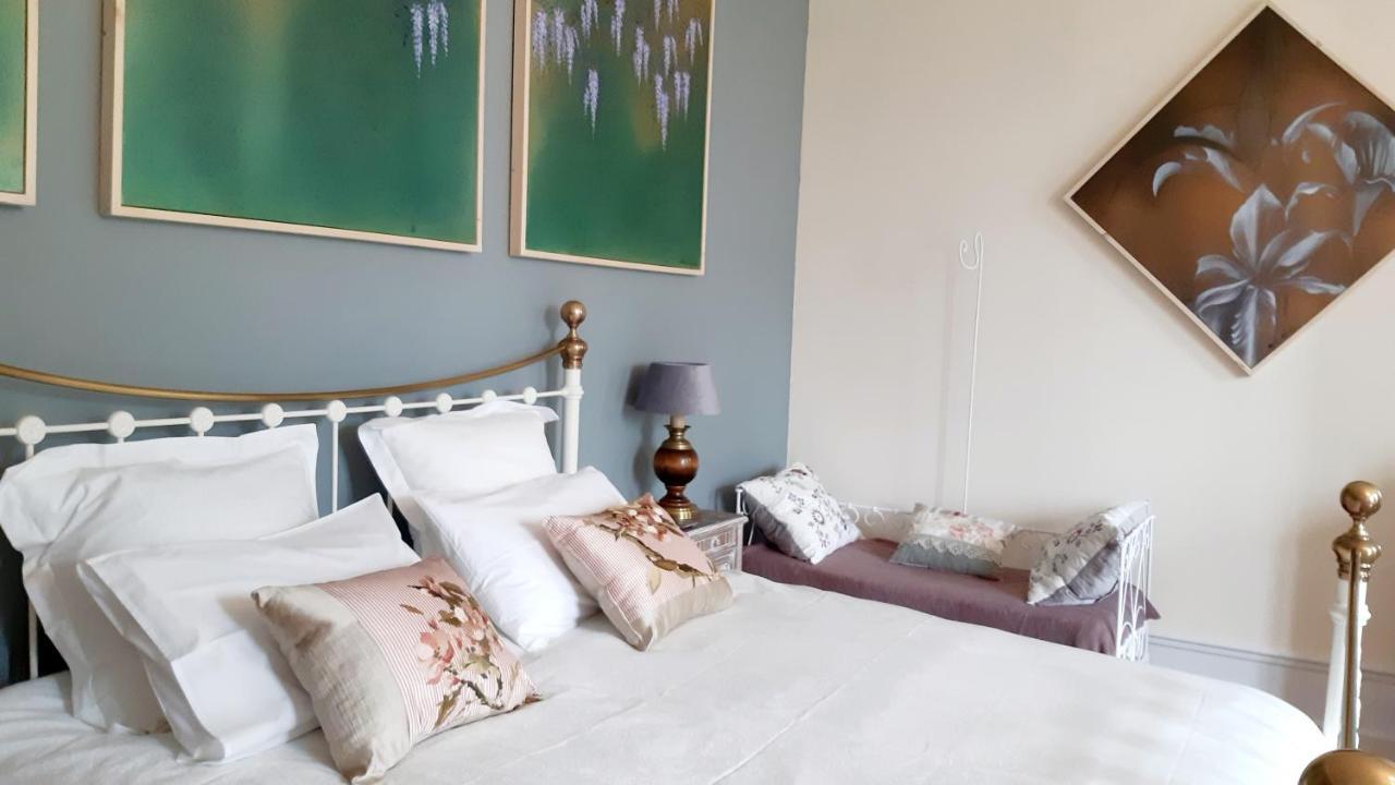 Bed and Breakfast Quai Des Fleurs Saint-Savinien Экстерьер фото